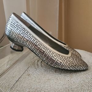 NWT.ELena Elegant Silver Women's Shoes Size 7M.Kiten heel.zmade in Spain